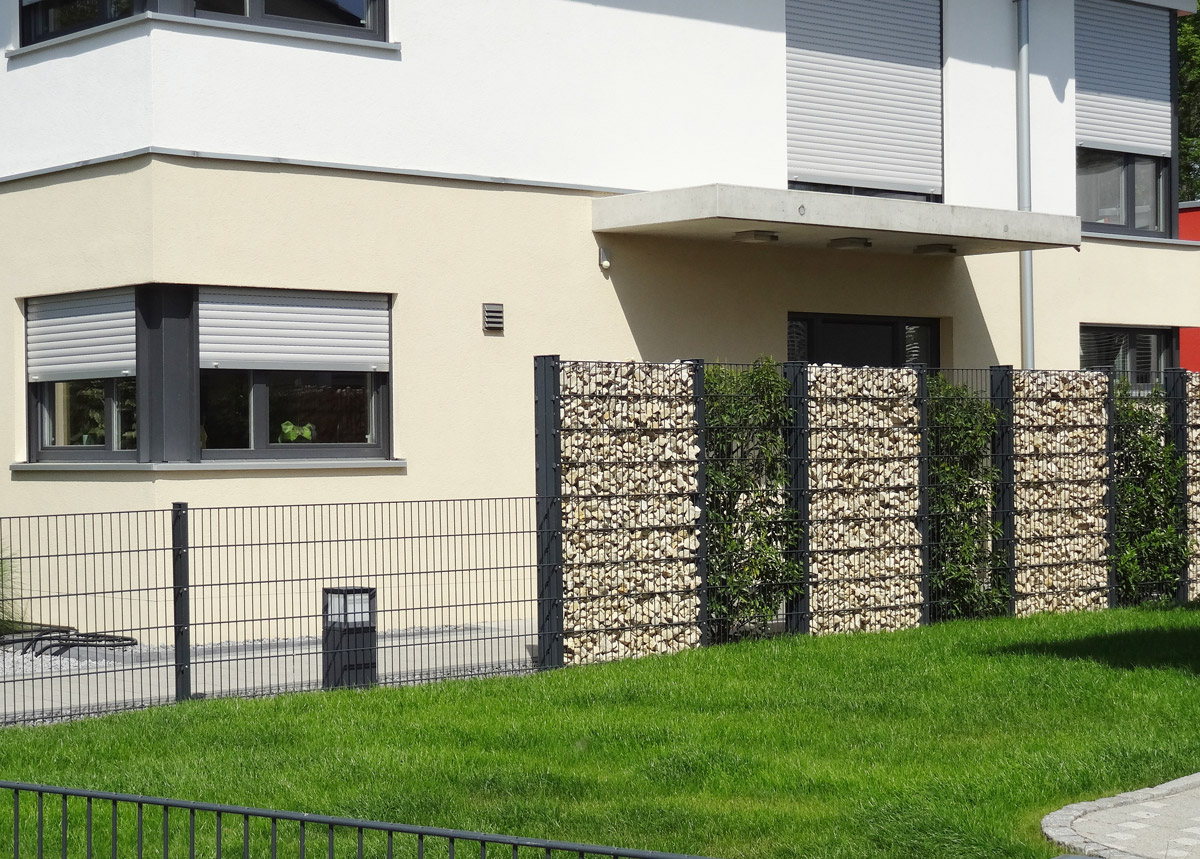 Garten von haus mit zaun